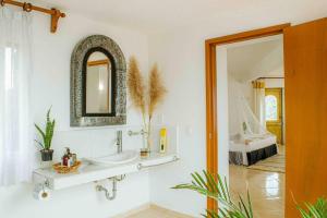 y baño con lavabo y espejo. en Casa Zazen en Amatlán