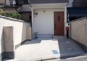 a white garage with a door and a parking meter at [Kareki] - Vacation STAY 02612v in Kyoto