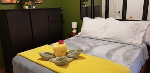 łóżko z kurczakiem siedzącym na nim w obiekcie El Encanto Condominiums w mieście Jacó