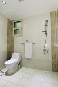 Ett badrum på Rofan Hotel Suites