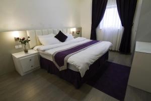 Een bed of bedden in een kamer bij Rofan house serviced apartments