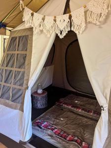 namiot z dwoma łóżkami i stołem w obiekcie Nagatoro Camp Village - Vacation STAY 06872v w mieście Minano