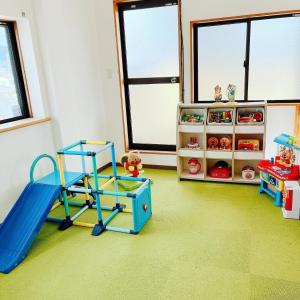 una sala giochi con scivolo blu e mensola di Hita hostel - Vacation STAY 07583v a Hita