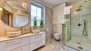 a bathroom with two sinks and a glass shower at Apartament Luxury Penthouse z Sauną I Klimatyzacją - 5D Apartamenty in Świeradów-Zdrój +15 photos