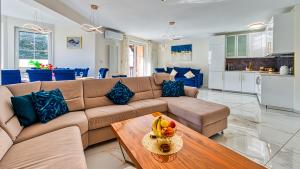 a living room with a couch and a table at Apartament Luxury Penthouse z Sauną I Klimatyzacją - 5D Apartamenty in Świeradów-Zdrój