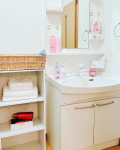 uma casa de banho com um lavatório e um espelho em Hita hostel - Vacation STAY 07583v em Hita