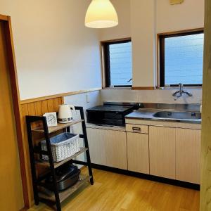 Hita hostel - Vacation STAY 07583v في هيتا: مطبخ مع حوض وكاونتر