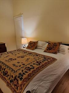 um quarto com uma cama com um cobertor em Egiziaca97 em Nápoles
