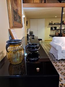 uma sala de estar com um vaso sobre uma mesa em Egiziaca97 em Nápoles