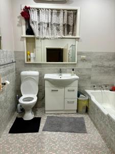 y baño con aseo, lavabo y bañera. en Charming Brick Homestay Room in Northam en Northam