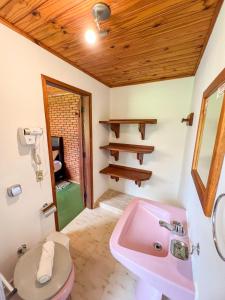 Um banheiro em Chalé Trento Monte Verde MG