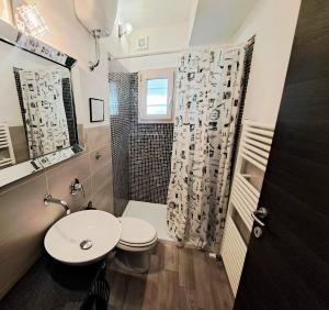 een badkamer met een toilet, een wastafel en een douche bij MARCONI DEPENDANCE in Campi Bisenzio