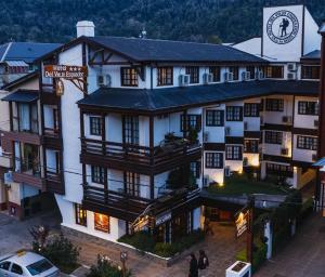 z góry widok na hotel w górach w obiekcie Hotel Centro SMANDES w mieście San Martín de los Andes
