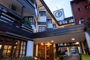 a view of the front of a building at Hotel Centro SMANDES in San Martín de los Andes