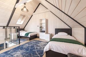 Dormitorio en el ático con cama y espejo en SOWI GAJ - domki całoroczne en Solina
