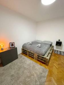 una camera con un letto su un pavimento in legno di Útulný byt blízko centra Košíc a Košice