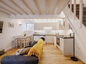 een woonkamer met een bank en een keuken bij 2 Bed in Aberdovey 91962 in Aberdyfi