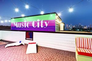 ein Musik-Stadtschild an der Seite eines Gebäudes in der Unterkunft New Dolly's Oasis 13Beds City Views Near Downtown in Nashville