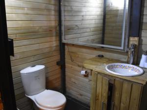 La salle de bains est pourvue de toilettes et d'un lavabo. dans l'établissement Omghat Glamping - Cabaña Shiva, à El Peñol