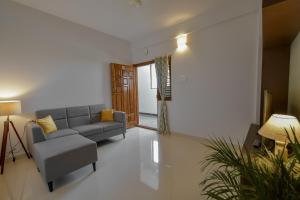 Ruang duduk di HomeSlice Whitefield
