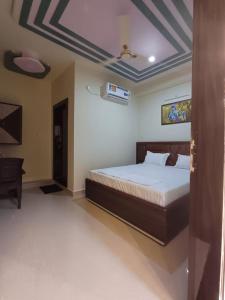 Een bed of bedden in een kamer bij Hotel Pragati Palace