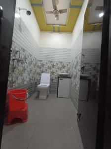 ein Bad mit einem WC und einem Waschbecken in der Unterkunft Hotel Pragati Palace in Mathura