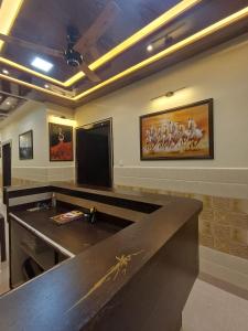 einen Konferenzraum mit einem Tisch und einem Gemälde an der Wand in der Unterkunft Hotel Pragati Palace in Mathura