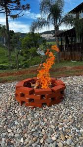 eine Feuerstelle aus Ziegeln auf einem Haufen Steine in der Unterkunft Chalé canadense em Rio Bonito in Rio dos Cedros