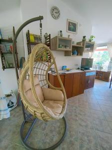 キアにあるChia casa mare vacanze Sterliziaの籐の椅子、デスクが備わる客室です。