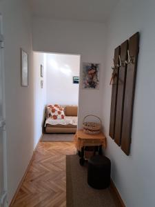 Pokój z pokojem z łóżkiem i stołem w obiekcie River View Apartment Gospic w mieście Gospić