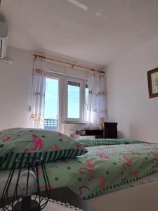 River View Apartment Gospic في غوسبيتش: غرفة نوم بسريرين ونافذة