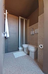 een badkamer met toilet en wastafel bij CASA MIA APARTMENT in Bologna