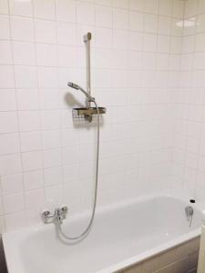 een douche in een badkamer met een bad bij Toplocatie tussen Brussel en Antwerpen 4 personen in Meise