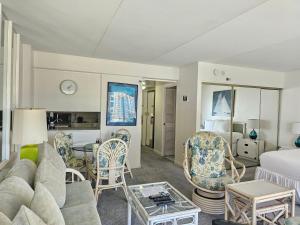 - un salon avec un canapé et un lit dans l'établissement Ilikai Tower 1240 Lagoon View 1BR, à Honolulu