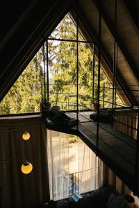 um quarto com uma grande janela numa casa em ZlatAir Twins em Nova Varos