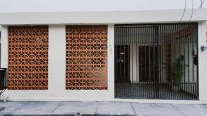 una fachada de un edificio con una puerta negra en Encantadora casa con ubicación privilegiada, en Monterrey