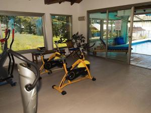 a gym with treadmills and exercise bikes in a room at Quintaluna ski y playa. in San Carlos de Bariloche