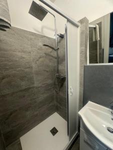 ein Bad mit einer Dusche und einem Waschbecken in der Unterkunft B&B le palme in Castel Maggiore