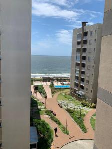 vistas al océano desde un edificio en Apartamento pé na areia en Barra Velha