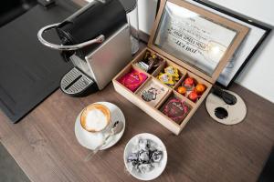 una mesa con una taza de café y una caja de comida en NEW Schöne Eigentumswohnung im Zentrum von Deggendorf, en Deggendorf