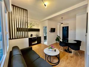 uma sala de estar com um sofá e uma mesa em Appartement Le Médicis - 2 chambres em Rouen