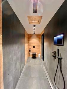 łazienka z umywalką i toaletą w obiekcie Appartement Le Médicis - 2 chambres w Rouen +11 zdjęć