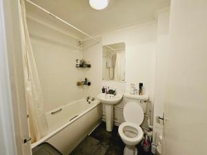 Koupelna v ubytování Lovely Fully Furnished One Bed Flat To Let