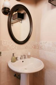 bagno con lavandino e specchio di Casa Melograno a SantʼAndrea di Compito