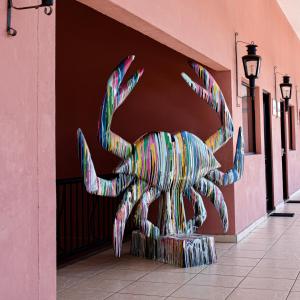 una statua di granchio sul lato di un edificio di Casa Bruna Luxury Lofts a Tampico