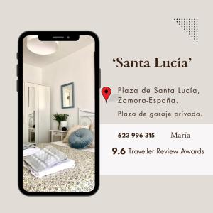 Caja de teléfono con espejo en un dormitorio en SANTA LUCÍA Garaje privado en Zamora