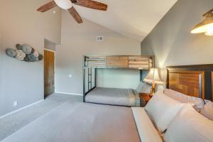 Ένα ή περισσότερα κρεβάτια σε δωμάτιο στο Pine Mountain Club Home with Beautiful View! +28 φωτογραφίες