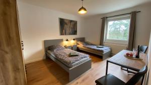 a living room with two beds and a table at CHARLIE , Solingen Mitte, Ferien/Messe Wohnung für bis zu 5 Personen in Solingen