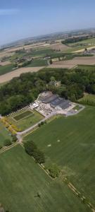 een luchtzicht op een park met bomen en een veld bij L’Évasion - Chambre & Jacuzzi in Obigies