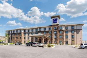 een hotel met auto's geparkeerd op een parkeerplaats bij Sleep Inn & Suites Middletown - Goshen in Middletown